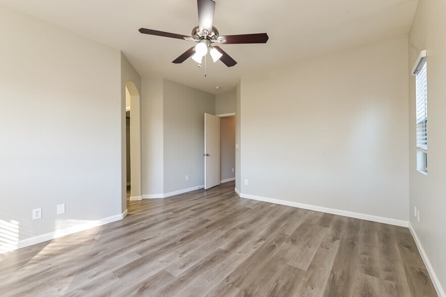 Building Photo - 913 E Malibu Sands Ave