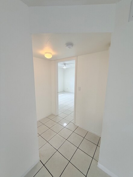 Building Photo - 1020 N 18th Ct