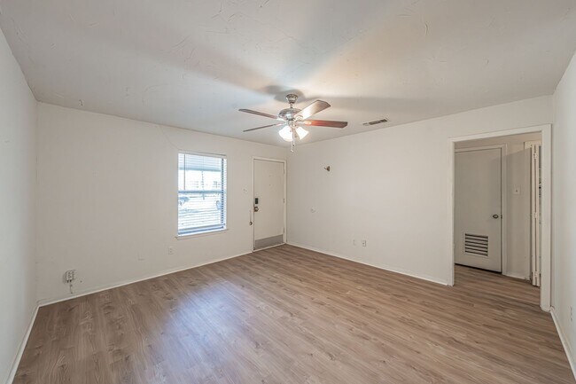 Building Photo - Super cute 2 bedroom 1 bath duplex