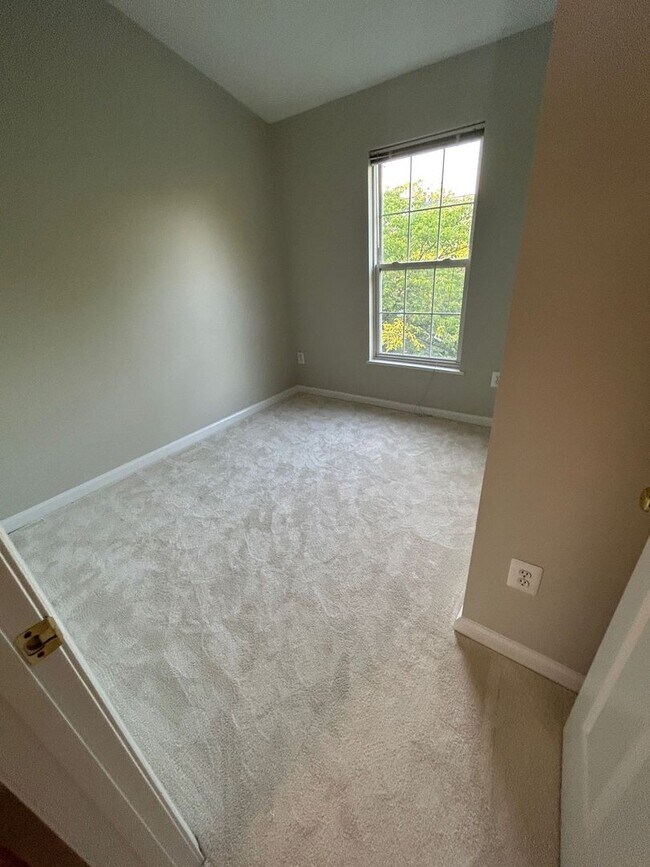 Building Photo - 3 BED + 3 Bath - Brick front townhome in P...