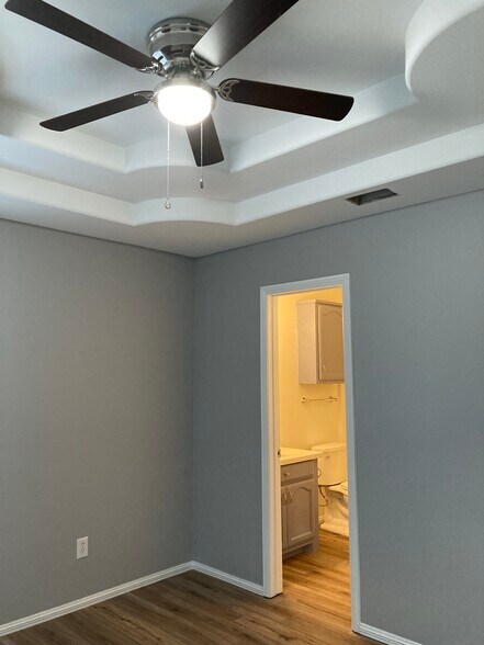 Building Photo - 910 English Ave