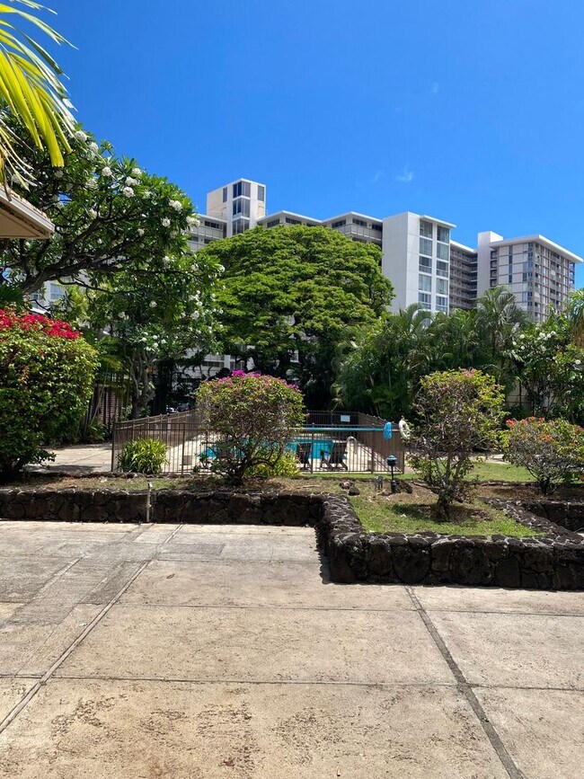 Building Photo - 1700 Makiki St