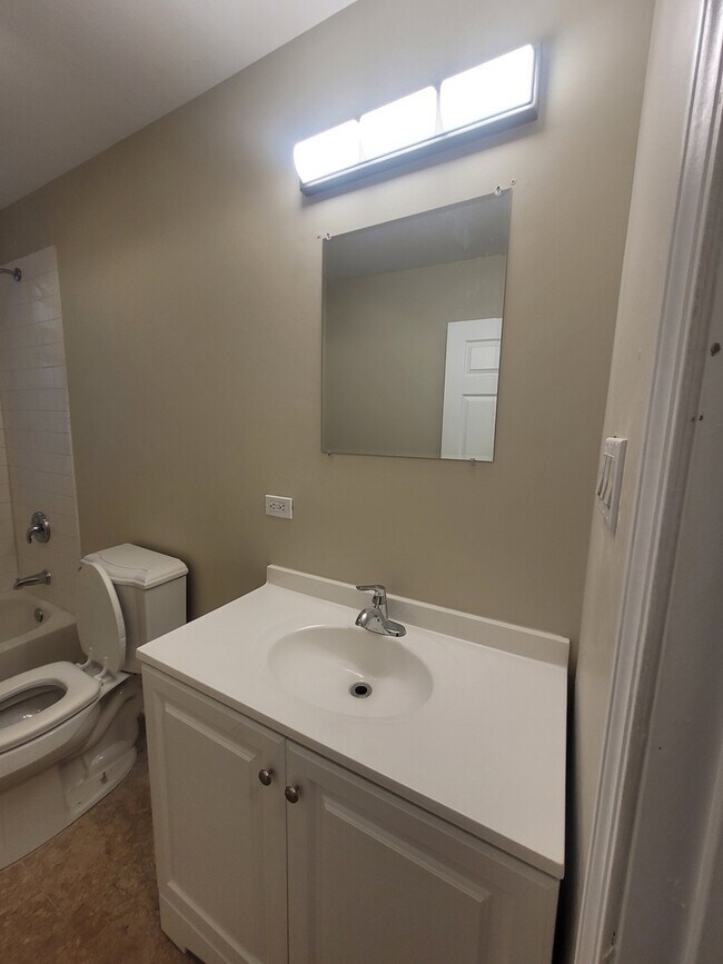 Building Photo - 5324 S King Dr