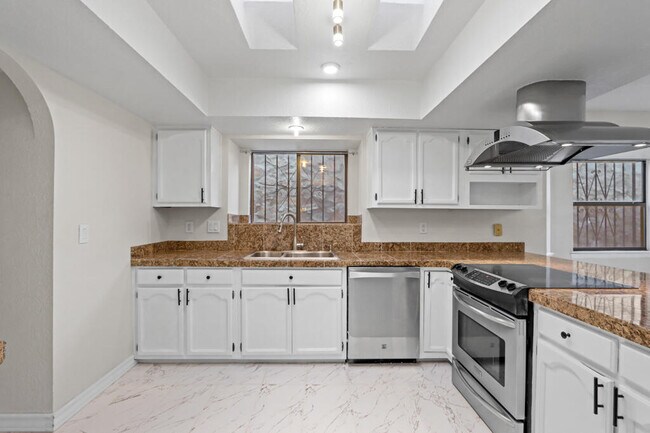 Building Photo - 8500 Mountain View Dr