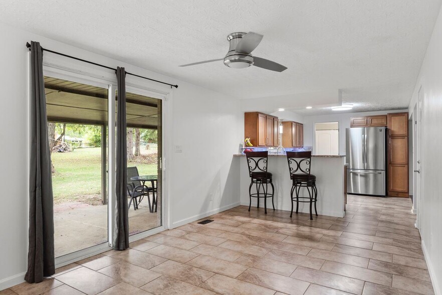 Building Photo - 3930 Beechwood Dr