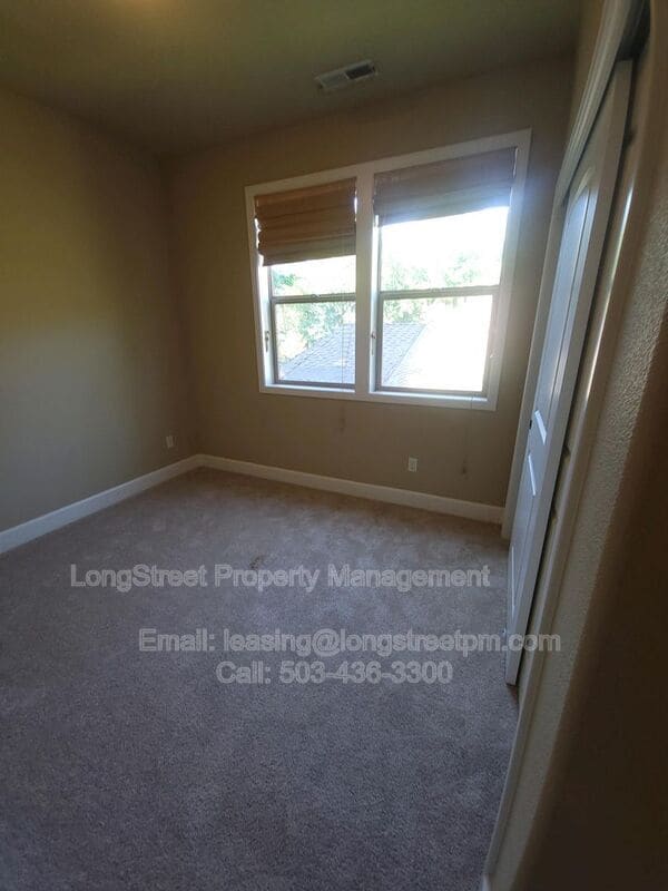 Building Photo - 9739 NW Henry Ct