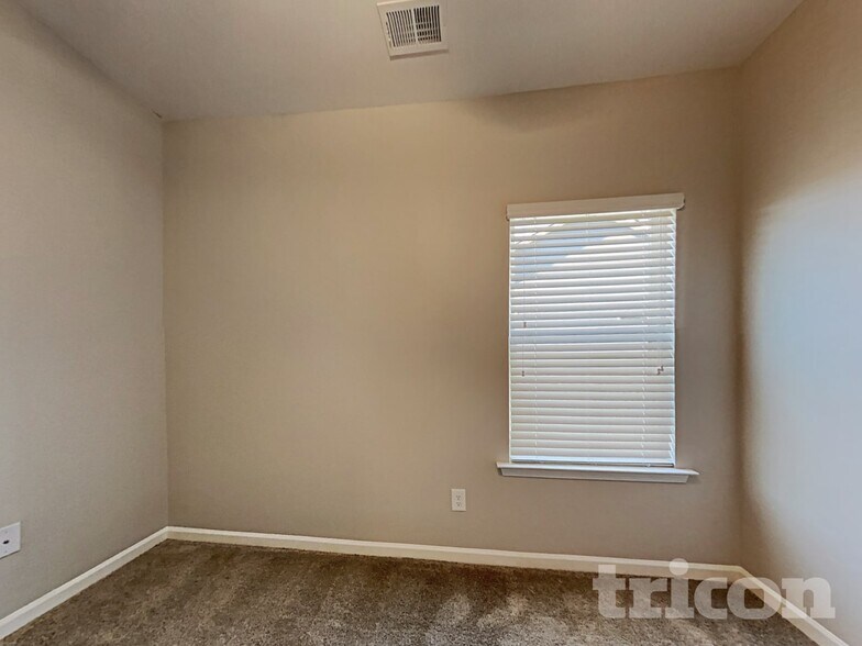 Building Photo - 7 Carrington Way