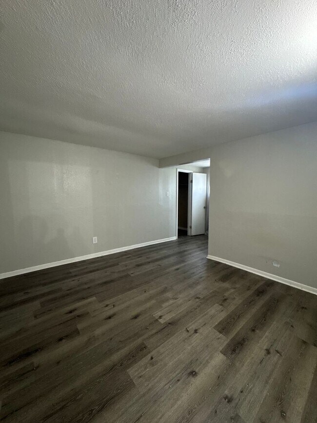Building Photo - Updated 2-Bed, 2-Bath Duplex