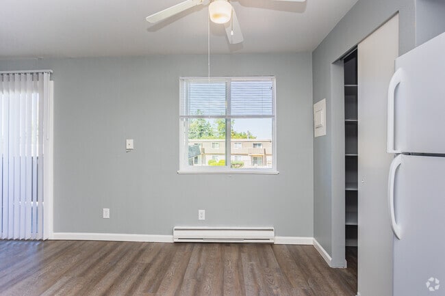 1BR, 1BA - 2nd Floor 705SF - Dining Room - Summerwalk Villa