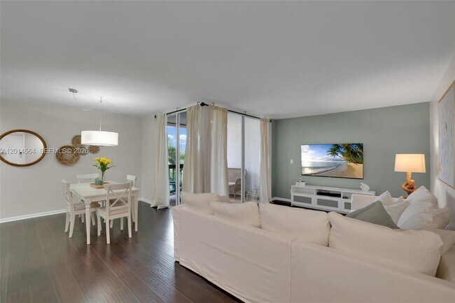 Building Photo - 500 Egret Cir