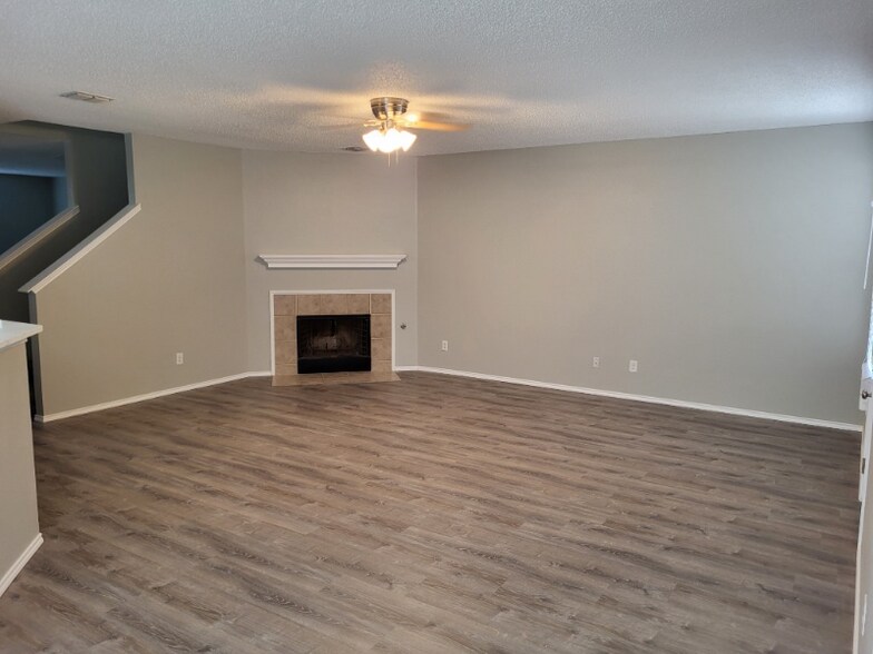 Building Photo - 2943 Deer Ridge Dr