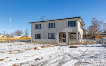 Building Photo - Beautiful 4 bed / 2 bath Lower Level Duple...