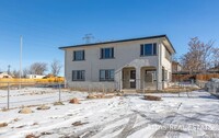 Building Photo - Beautiful 4 bed / 2 bath Lower Level Duple...