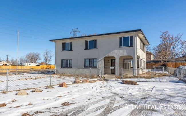 Primary Photo - Beautiful 4 bed / 2 bath Lower Level Duple...