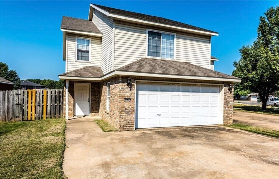 Building Photo - 887 N Daisy Ln