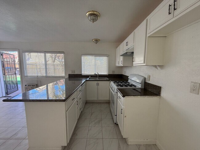 Building Photo - Palmdale 1 bedroom + 1 bath