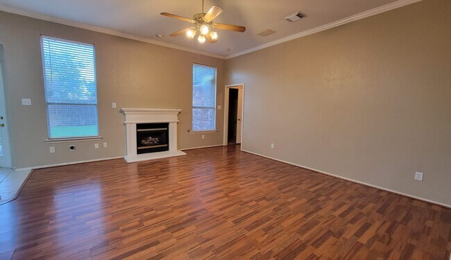 Building Photo - 2102 Mapleview Dr