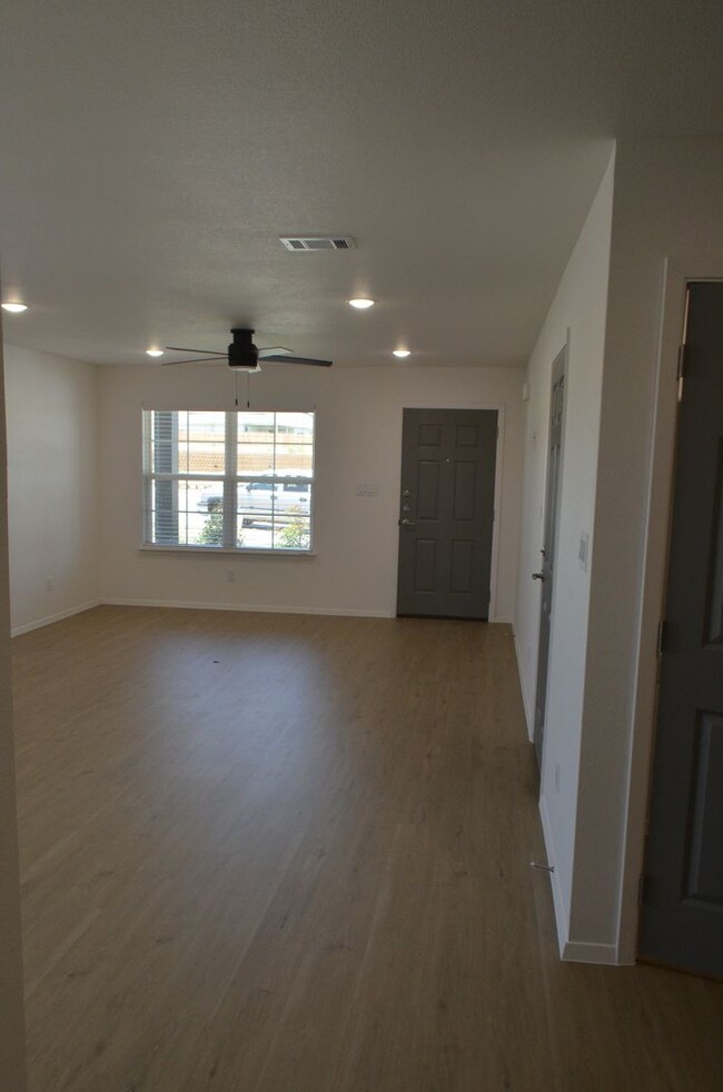 Building Photo - 971 Cline Dr