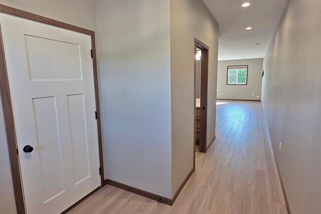 Building Photo - Cloverfield Townhomes