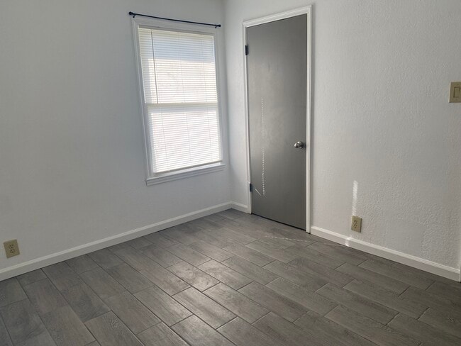 Building Photo - 1217 Lum St