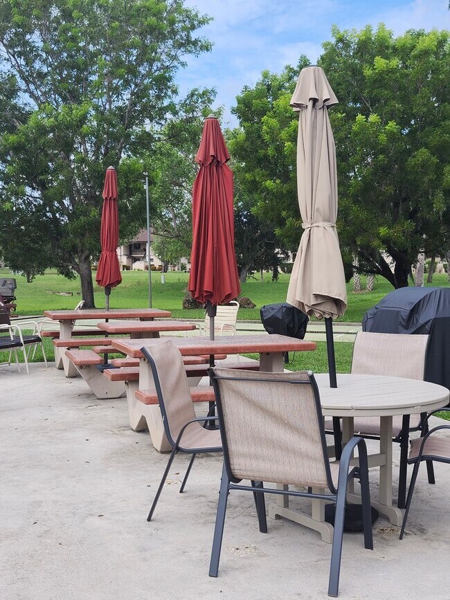 Building Photo - Oak Forrest 55 and older Condominium FOR R...