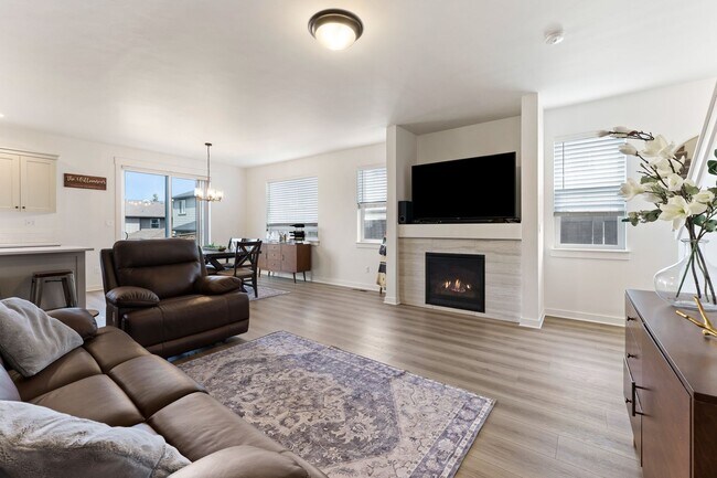 Building Photo - Pahlisch Townhome