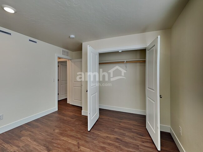 Building Photo - 724 S Retort Ave