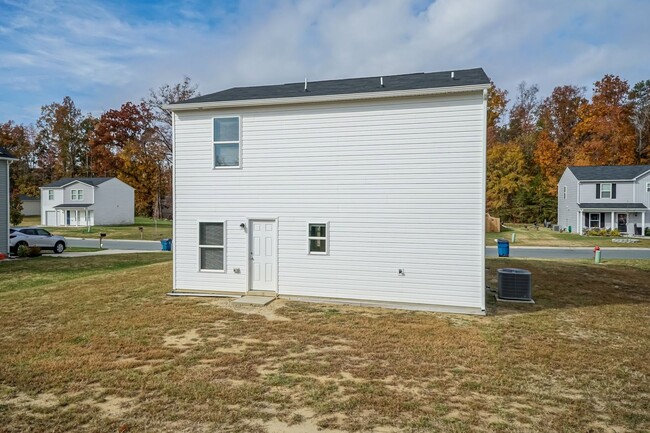 Building Photo - Beautiful Three Bedroom Home!