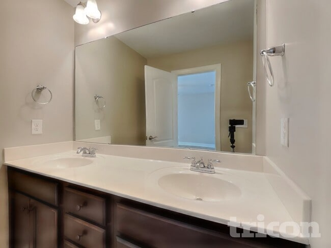 Building Photo - 282 Oxfordshire Dr