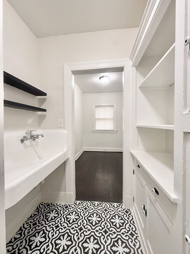 Building Photo - Unique Downstairs 1/1 w/ Hardwoods in Small 1920's Complex