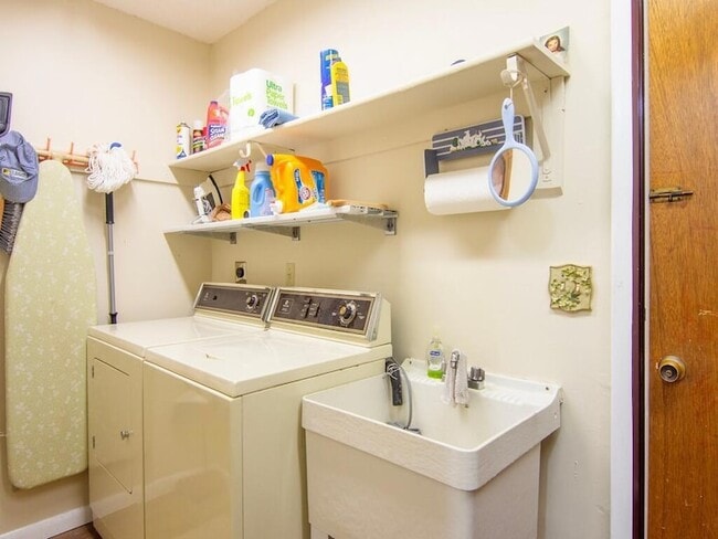 Building Photo - 2543 SE Price Ct