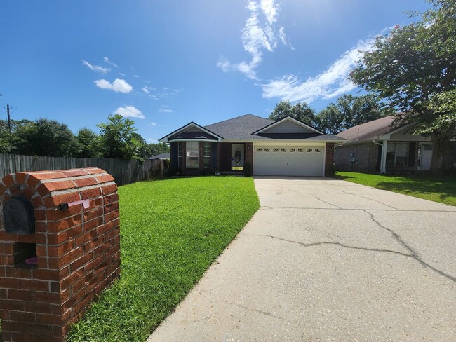 Building Photo - Stunning all-brick 3/2 split floorplan, lo...