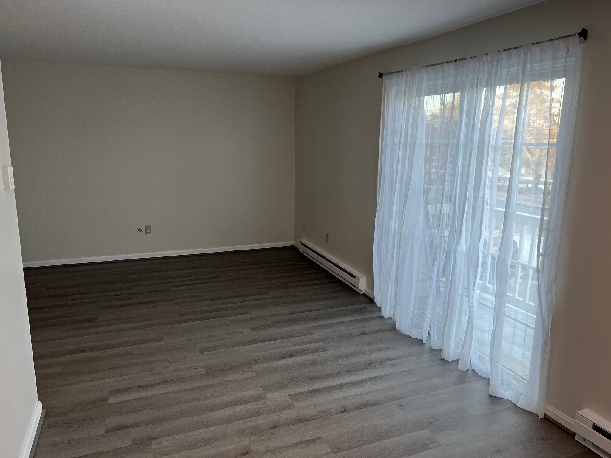 Living/Family Room - 934 N Main St