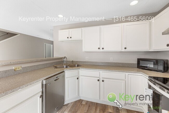 Building Photo - Beautiful 3 Bed 2.5 Bath townhome with easy commute anywhere in town!