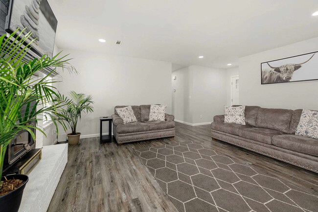 Building Photo - 3028 N Malinda Dr