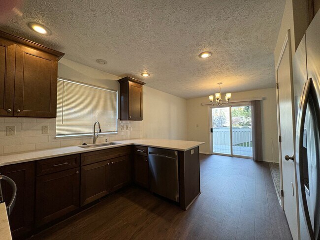 Building Photo - 6936 N Old Fort Dr