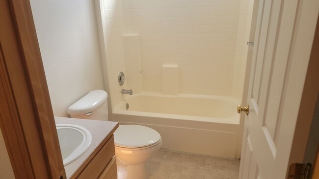 Building Photo - * MOVE IN SPECIAL* 1/2 OFF 1st FULL MONTH'...