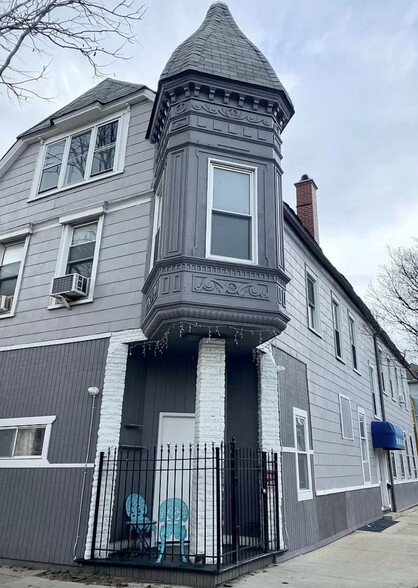 Building Photo - 1634 W Addison St
