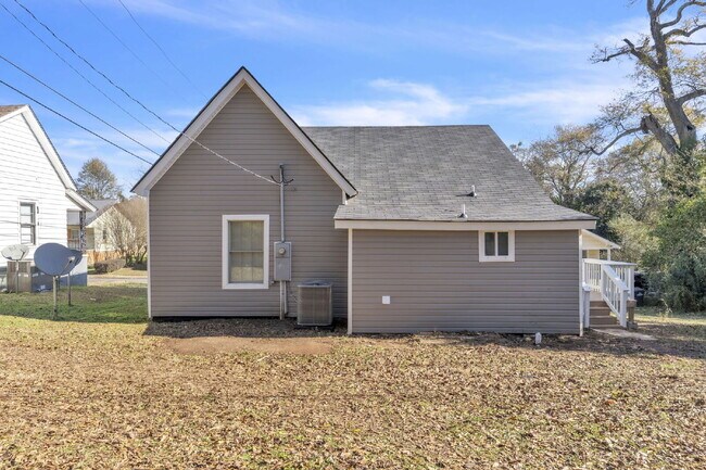 Building Photo - Cozy 2BR, 1BA Home with Spacious Yard
