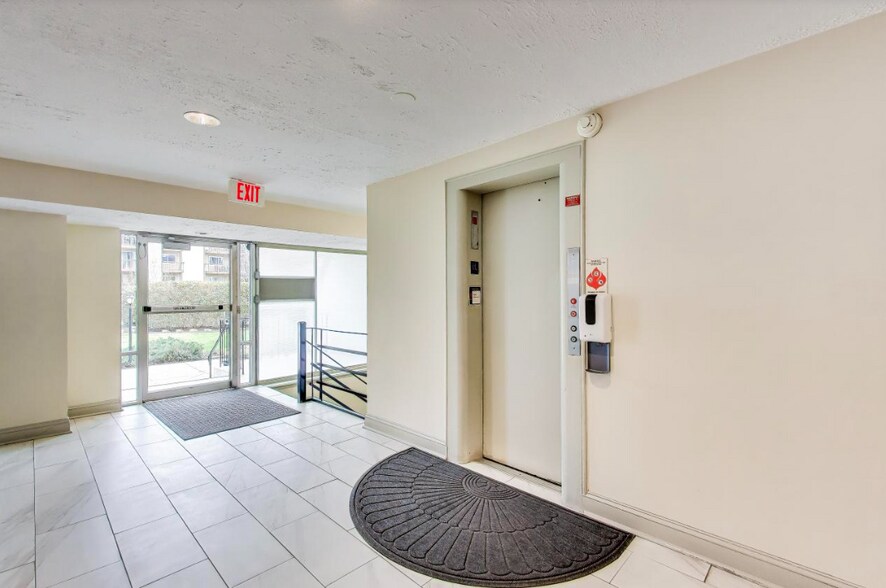 Building Photo - 7420 Lakeview Dr