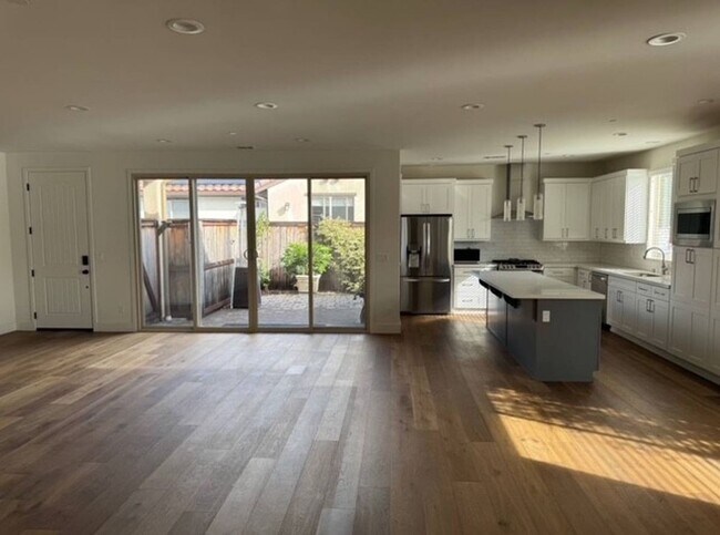 Building Photo - Spacious 3 Bedroom 3 Bath Home