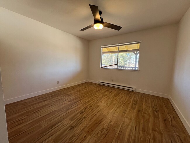 Building Photo - Recently Renovated 2 Bedroom Home near Han...