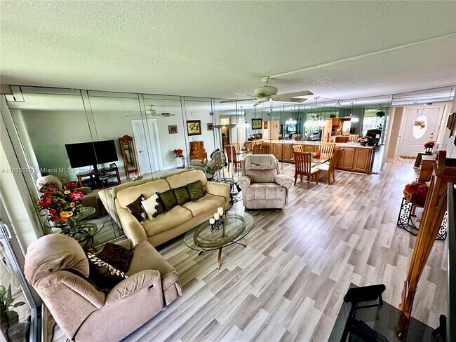 Building Photo - 9420 S Hollybrook Lake Dr