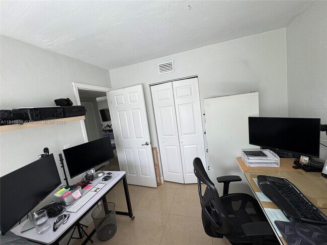 Building Photo - 14036 SW 90th Ave