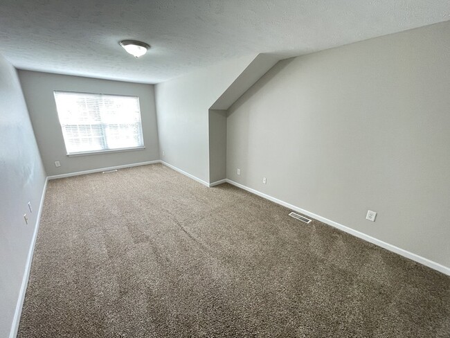 Building Photo - Woodland Pointe 3 bedroom condo w/ 1 car g...