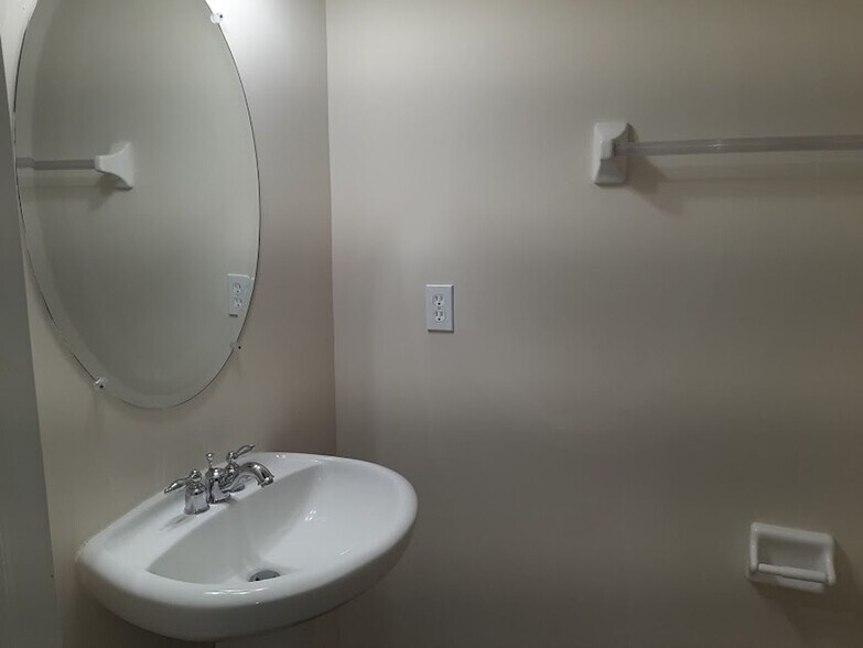 Building Photo - Coming OCT  ! 2 Story 5/  3.5  home in gated community