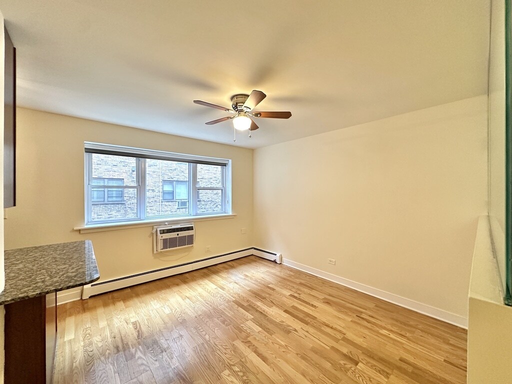Building Photo - 650 W Wrightwood Ave