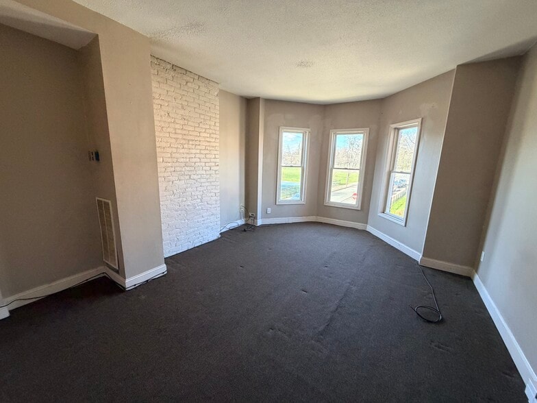 Master Bed 1 - 51 Seyms St