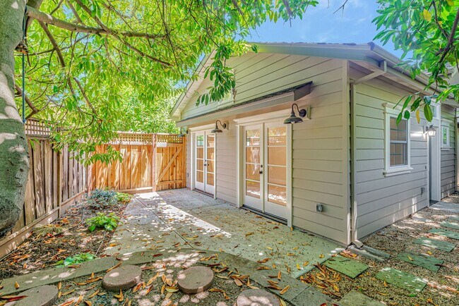 Building Photo - 1545 Laurel Pl