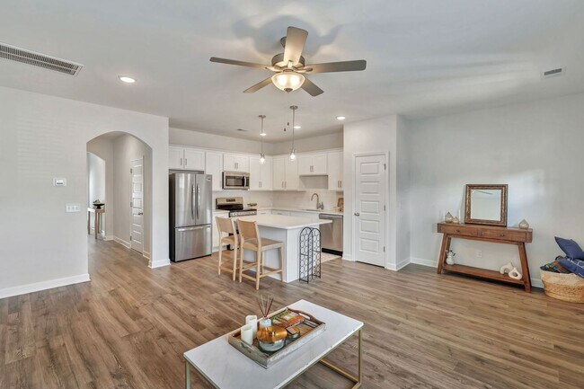 Building Photo - Hendersonville Townhome